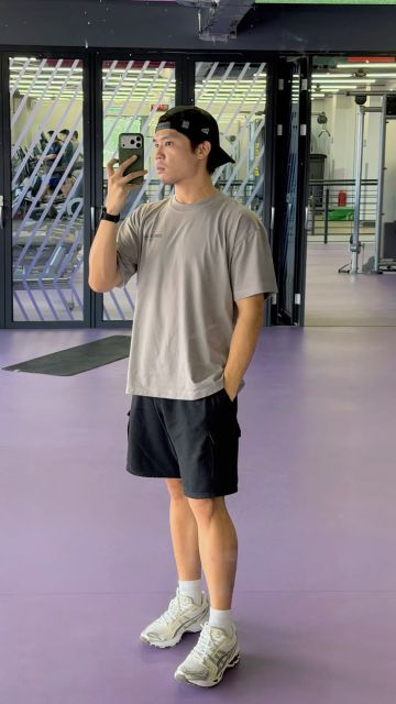 7 Outfit Gym Pria yang Stylish & Nyaman Dipakai Latihan 8 oversized performance t-shirt dan training shorts