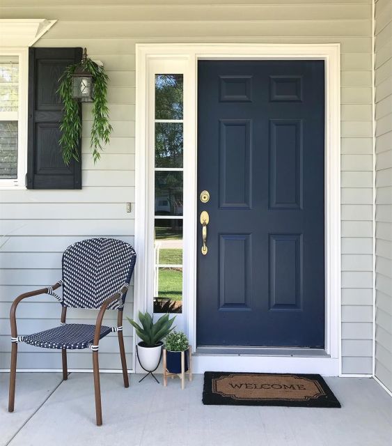 10 Warna Cat Pintu Kayu yang Bagus & Estetik untuk Hunian 14 pintu warna biru navy