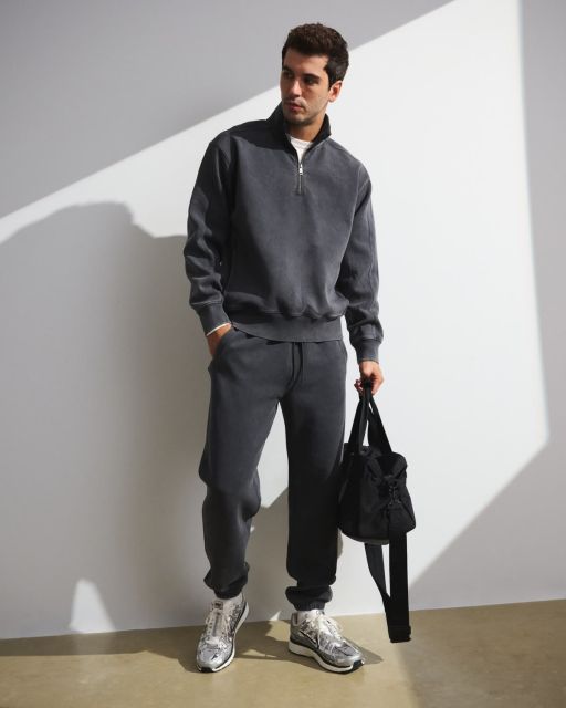 7 Outfit Gym Pria yang Stylish & Nyaman Dipakai Latihan 11 quarter zip training top dan jogger pants