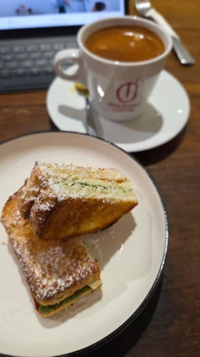 7 Rekomendasi Cafe yang Nyaman untuk Nugas di Jakarta, Cocok Buat WFC sampai Skripsian 13 hipwee-rekomendasi cafe yang nyaman untuk nugas di Jakarta Anomali Coffee Senopati