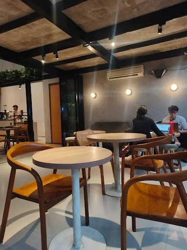 7 Rekomendasi Cafe yang Nyaman untuk Nugas di Jakarta, Cocok Buat WFC sampai Skripsian 12 hipwee-rekomendasi cafe yang nyaman untuk nugas di Jakarta Gordi HQ Jeruk Purut