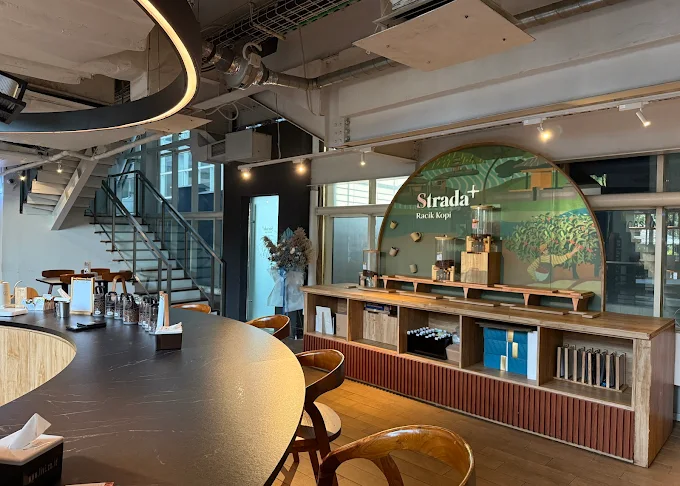 7 Rekomendasi Cafe yang Nyaman untuk Nugas di Jakarta, Cocok Buat WFC sampai Skripsian 14 hipwee-rekomendasi cafe yang nyaman untuk nugas di Jakarta Strada Coffee Jakarta