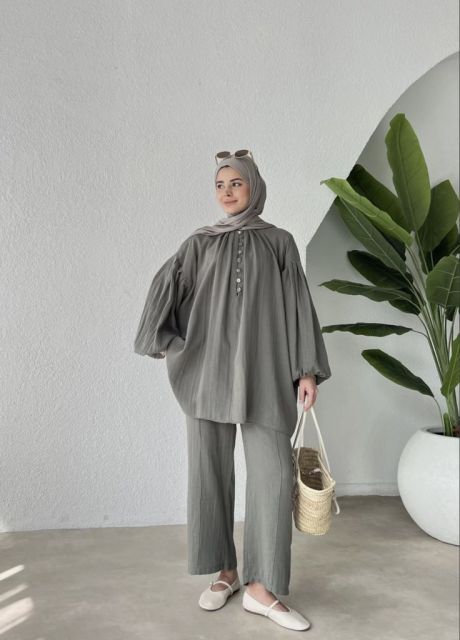 7 OOTD Hijab Simple untuk Hangout yang Stylish & No Ribet! 11 setelan linen minimalis