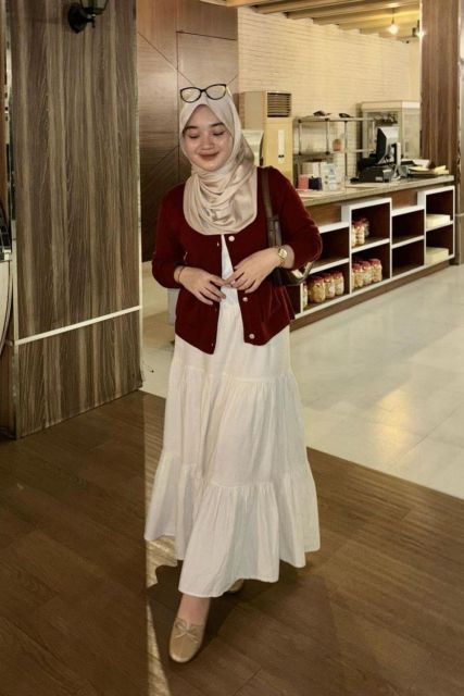 7 OOTD Hijab Simple untuk Hangout yang Stylish & No Ribet! 13 simple dress dan cardigan