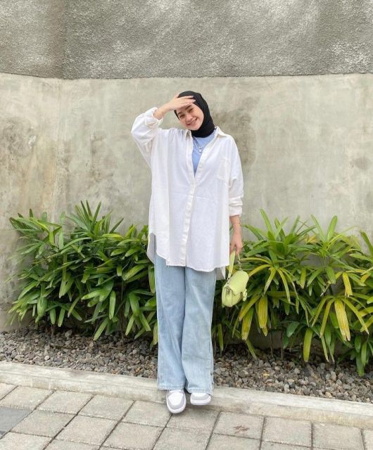 7 OOTD Celana Jeans Hijab yang Stylish & Nyaman Dipakai 8 straight jeans + kemeja putih oversized