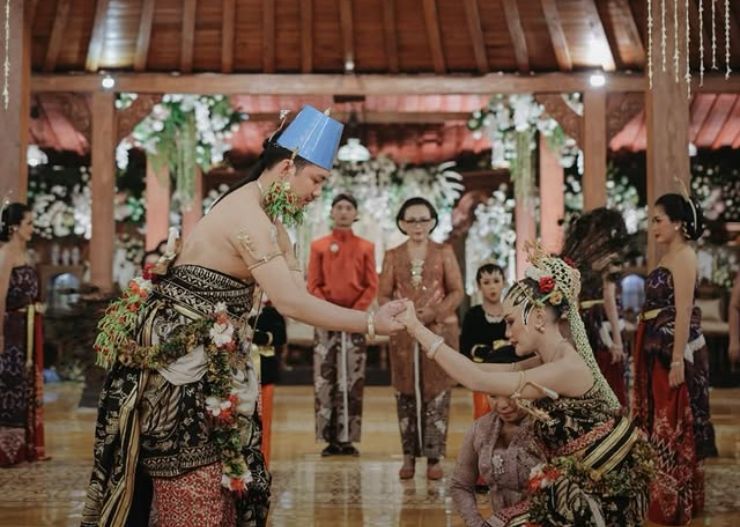 Susunan Acara Ngunduh Mantu Adat Jawa, Sunda & Islami 6 susunan acara ngunduh mantu adat jawa