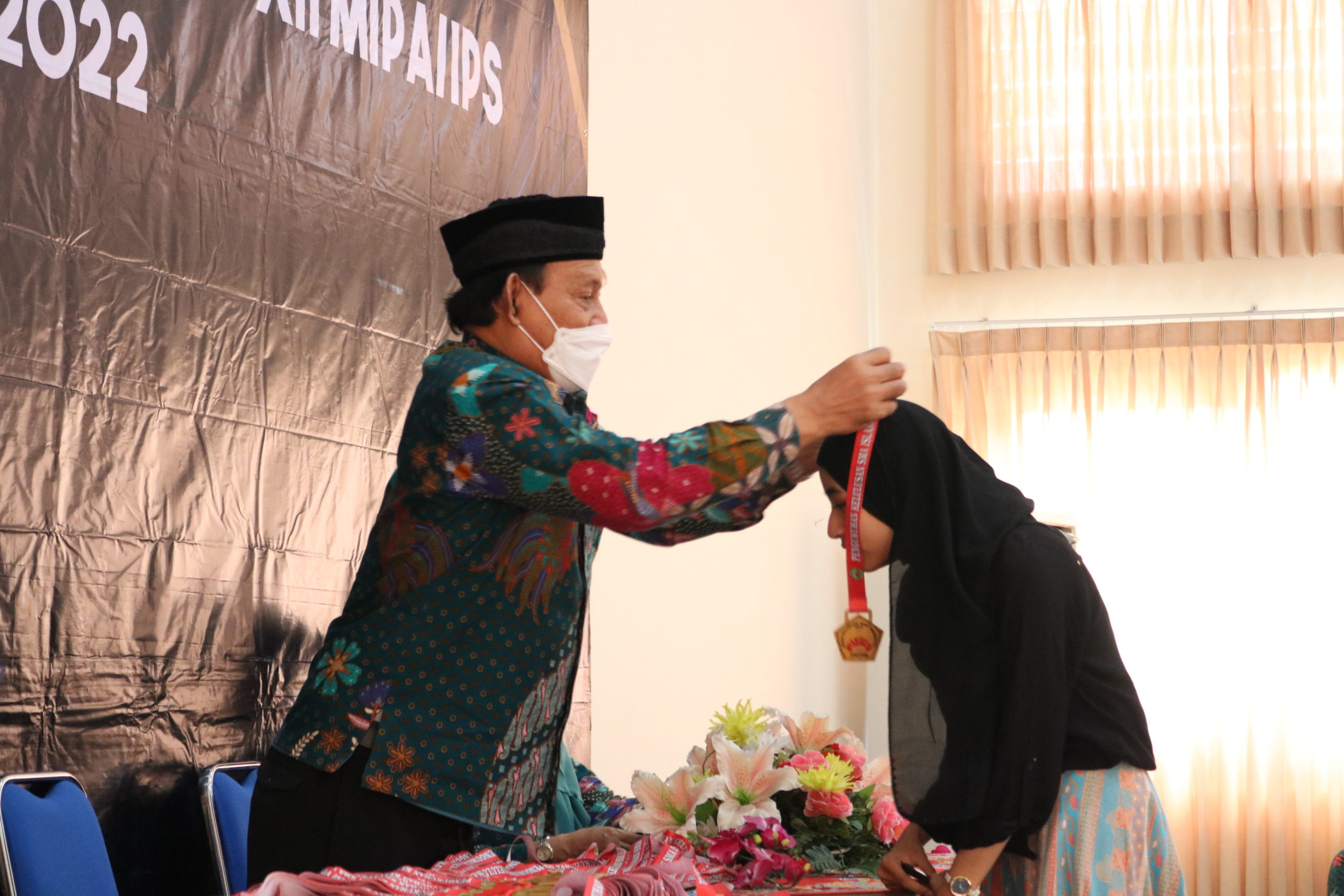 5 Teks MC Perpisahan Sekolah yang Singkat, Formal, dan Mudah Dipakai 9 hipwee-teks mc perpisahan sekolah