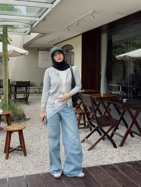7 OOTD Celana Jeans Hijab yang Stylish & Nyaman Dipakai 14 wide jeans abu-Abu + kaos basic + outer rajut