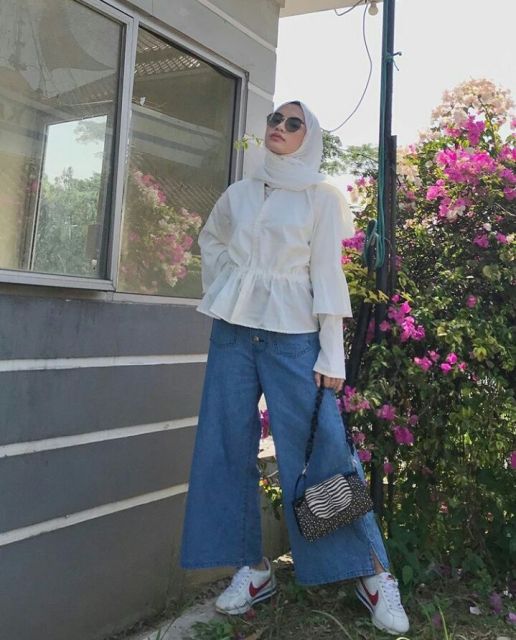 7 OOTD Celana Jeans Hijab yang Stylish & Nyaman Dipakai 9 wide leg jeans + blouse satin