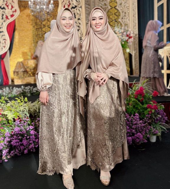 7 Baju Seragam Keluarga untuk Pesta Pernikahan Terbaru, Elegan & Instagramable 14