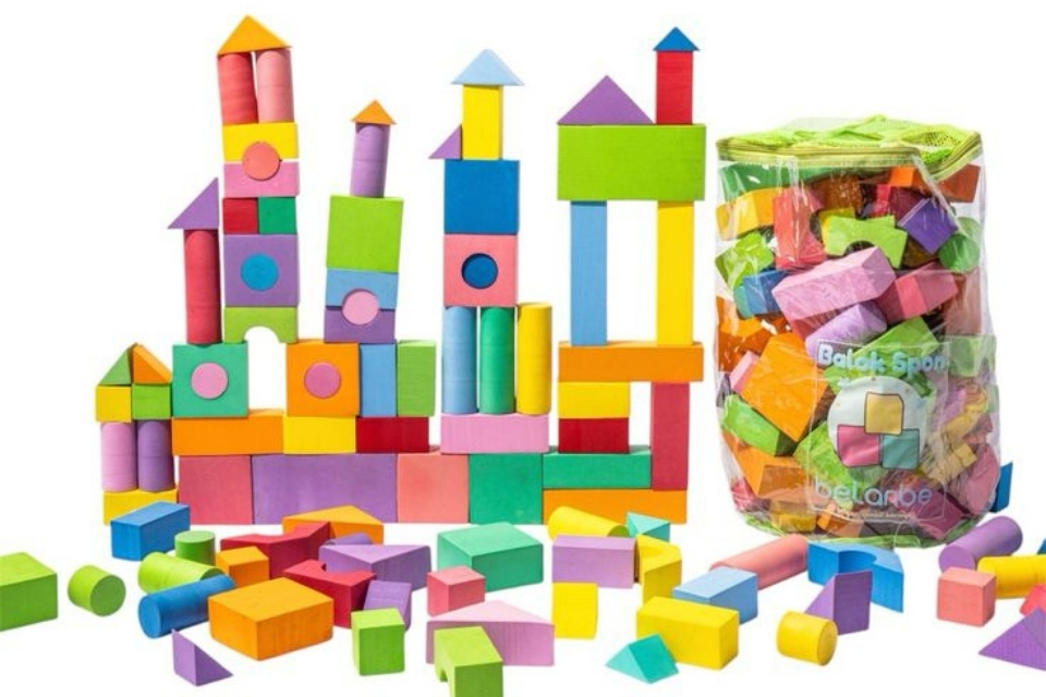 10 Mainan Edukasi Anak 5 Tahun yang Efektif Asah Berbagai Keterampilan 18 anak menyusun balok warna-warni menjadi menara dan berbagai bentuk kreatif