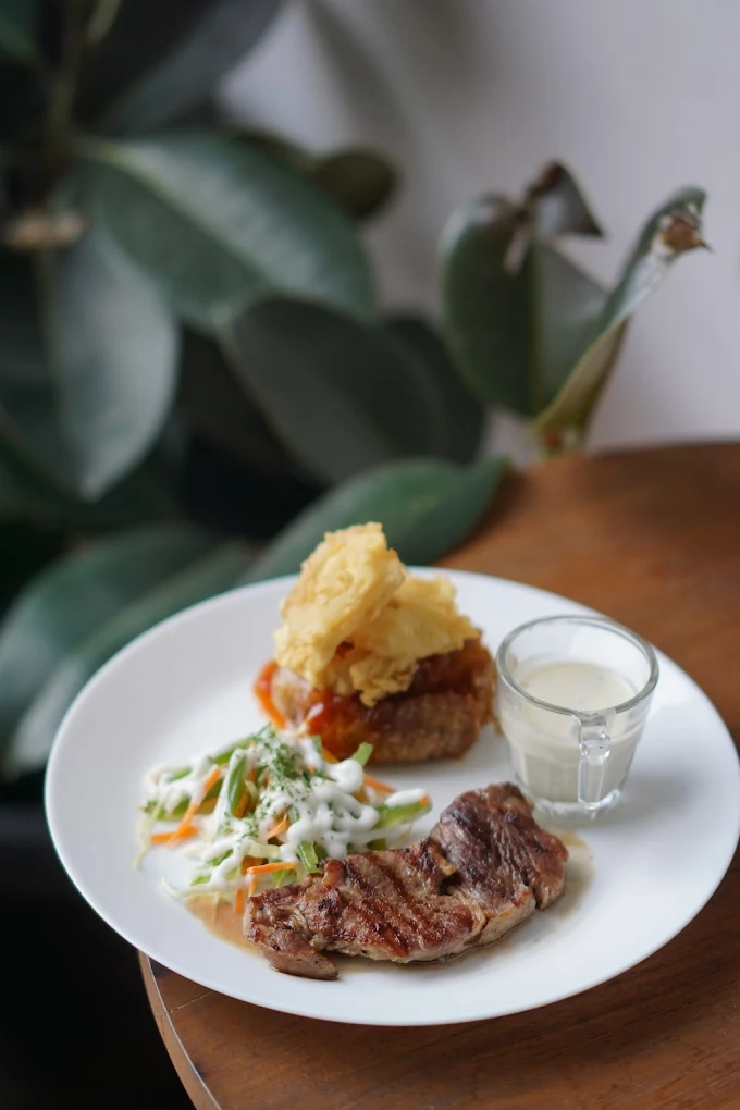 7 Cafe 24 Jam di Bandung yang Nyaman Buat Nongkrong, Nugas, dan WFC 8 hipwee-Cafe 24 jam di Bandung Bober Cafe