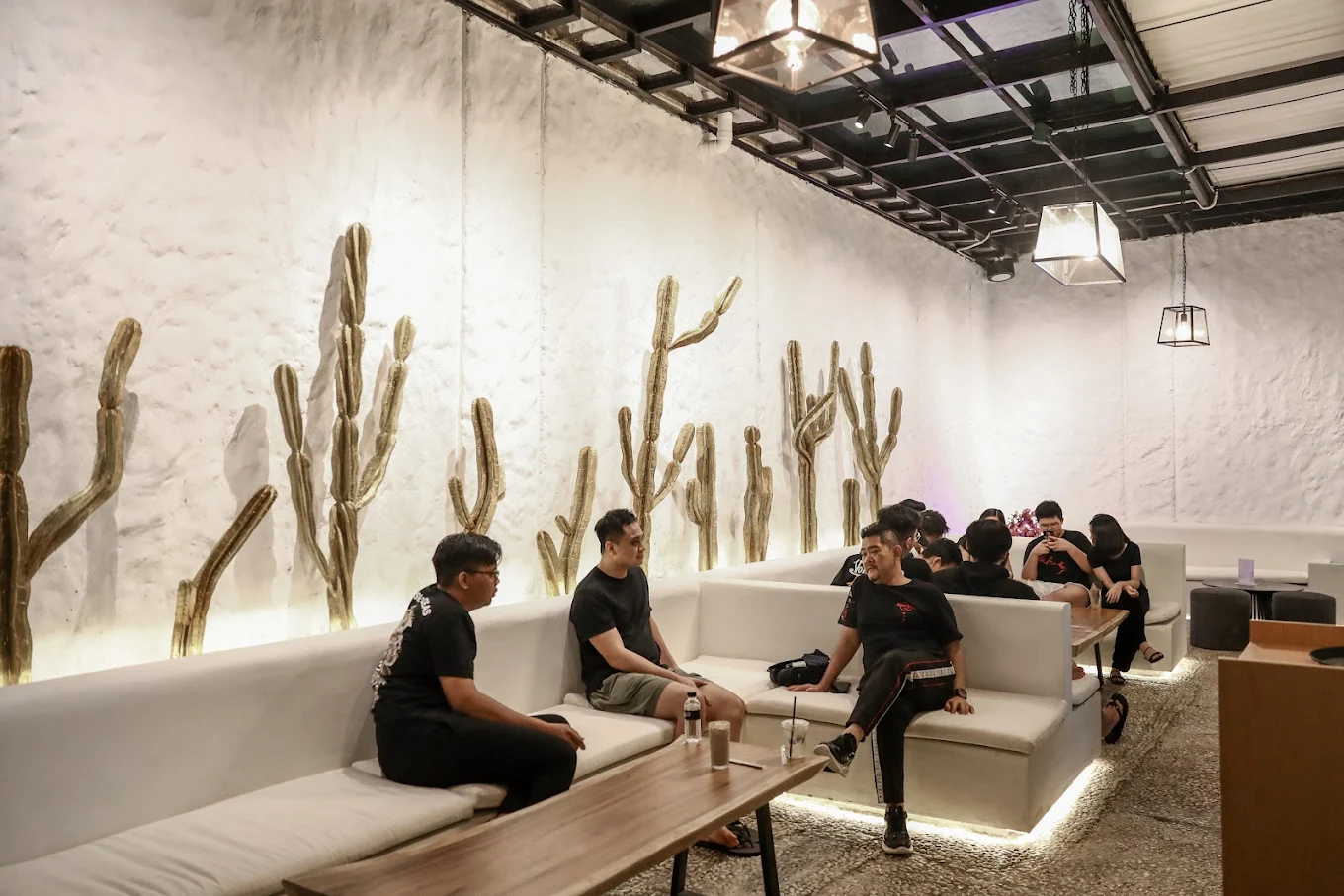 7 Cafe 24 Jam di Solo untuk Nugas dan WFC, Aman Buat Begadang Sampai Deadline Kelar 11 hipwee-Cafe 24 jam di Solo untuk nugas dan WFC Cold N Brew Solo Balapan