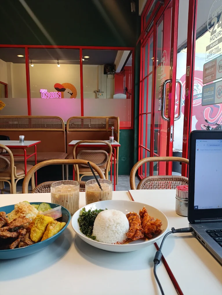 7 Cafe 24 Jam di Bandung yang Nyaman Buat Nongkrong, Nugas, dan WFC 11 hipwee-Cafe 24 jam di bandung Kukuru Coffee x Ayamayaman