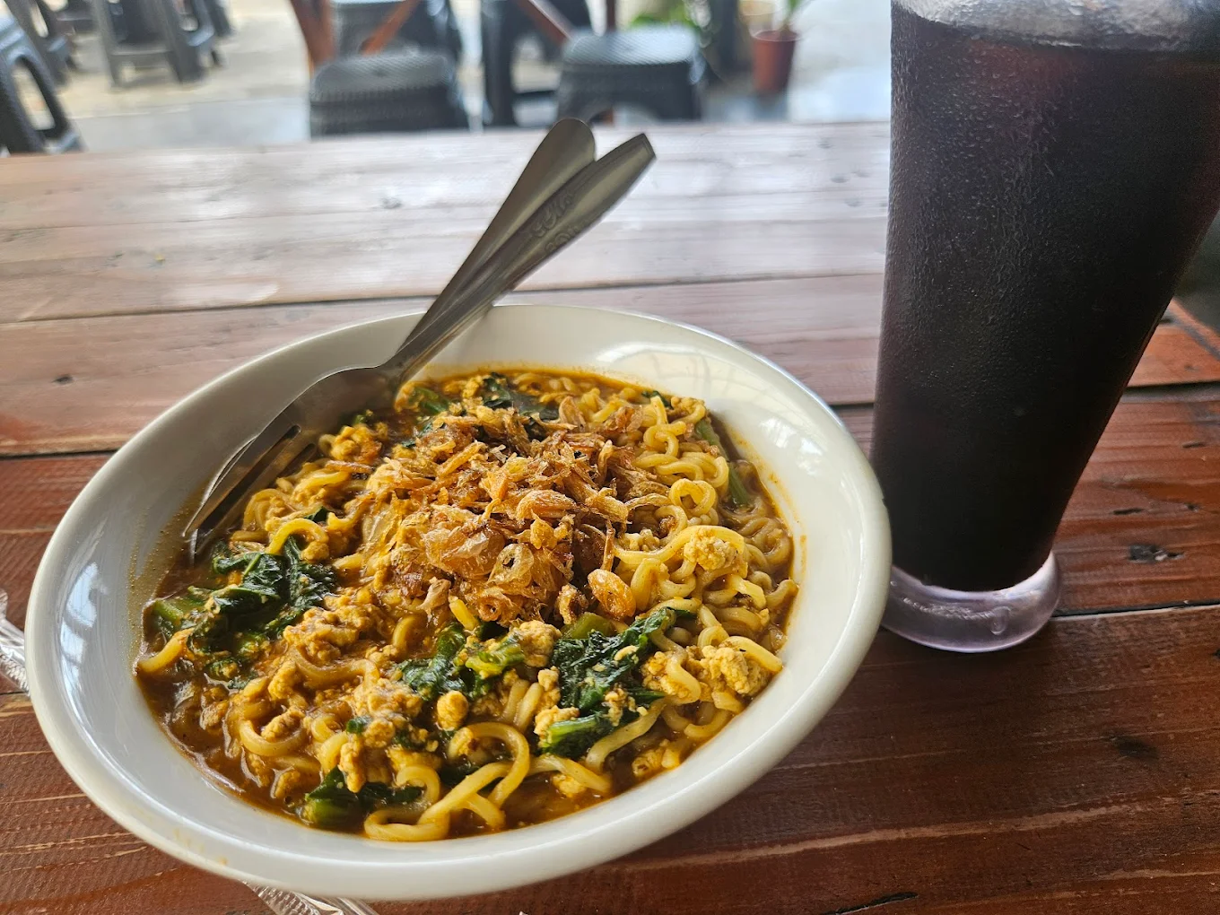 7 Cafe 24 Jam di Bandung yang Nyaman Buat Nongkrong, Nugas, dan WFC 13 hipwee-Cafe 24 jam di bandung Warkop haji mahmud