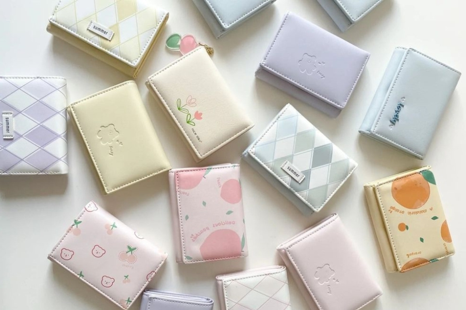 13 Ide Kado untuk Guru Wali Kelas Perempuan yang Cantik dan Anti Gagal 19 hipwee-Card Holder untuk Kartu Identitas dan E-Money