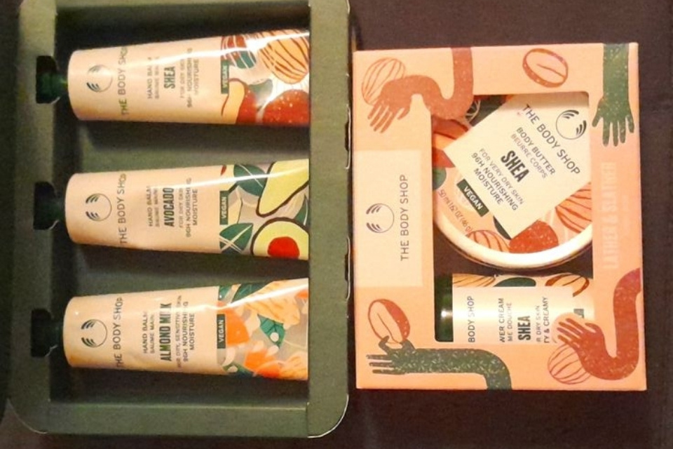 13 Ide Kado untuk Guru Wali Kelas Perempuan yang Cantik dan Anti Gagal 20 hipwee-Hand Cream dan Body Lotion Set