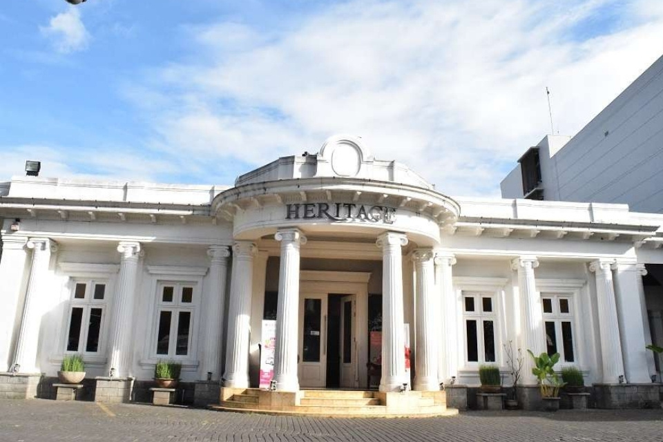 9 Tempat Belanja Murah di Bandung Paling Hits, Surga Belanja Branded hingga Grosiran 13 hipwee-Heritage, Tempat Belanja Baju Branded Murah di Bandung