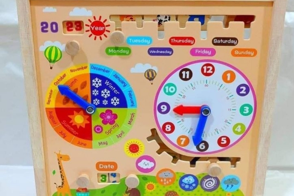 10 Mainan Edukasi Anak 5 Tahun yang Efektif Asah Berbagai Keterampilan 14 jam kayu edukatif untuk membantu anak usia 5 tahun belajar mengenal waktu