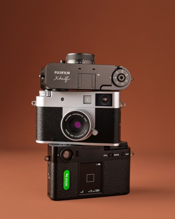 6 Kamera Pocket Terbaik yang Dijual di Indonesia, dari Budget Receh sampai Sultan! 10 hipwee-Kamera Pocket terbaik Fujifilm x half