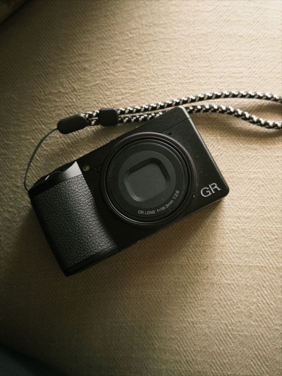 6 Kamera Pocket Terbaik yang Dijual di Indonesia, dari Budget Receh sampai Sultan! 11 Ricoh GR III