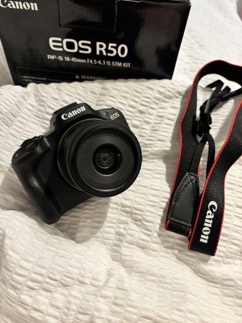7 Rekomendasi Kamera untuk Vlog Terbaik, dari yang Mungil sampai yang Serius! 14 hipwee-Kamera untuk vlog Canon EOS R50 Photo by pinterest.com/haileejeanineott