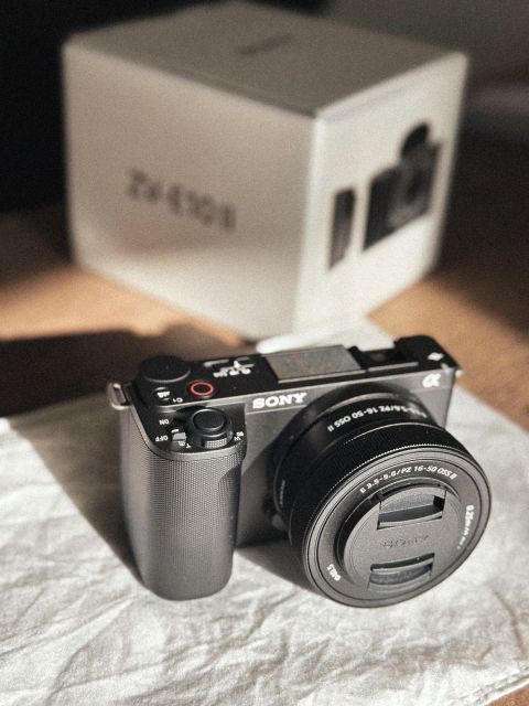 7 Rekomendasi Kamera untuk Vlog Terbaik, dari yang Mungil sampai yang Serius! 13 hipwee-Kamera untuk vlog Sony ZV-10 II Photo by pinterest.com/vikki_viktoria