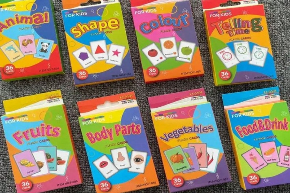 10 Mainan Edukasi Anak 5 Tahun yang Efektif Asah Berbagai Keterampilan 13 anak memainkan kartu memori untuk melatih konsentrasi dan daya ingat