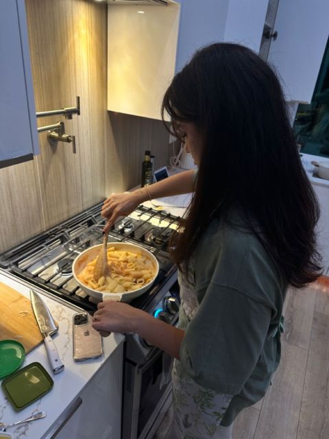 6 Cara Hidup Hemat untuk Anak Kost yang Realistis dan Mudah Diterapkan 8 hipwee-Memasak