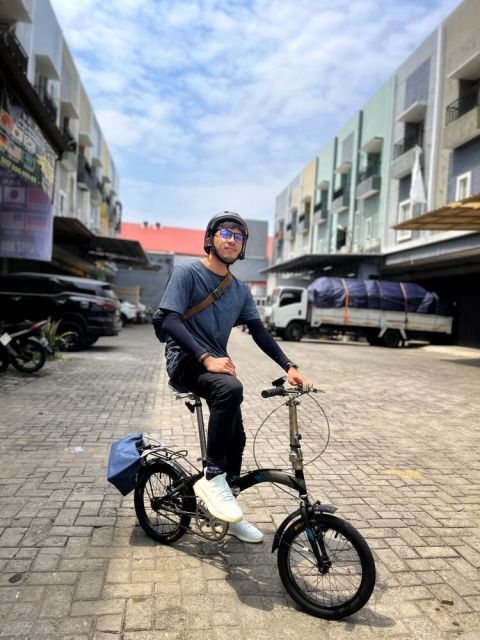 7 Ide Outfit Sepedaan Cowok yang Nyaman dan Stylish Buat Aktivitas Seharian 14 Outfit sepeda cowok Kaos Abu-abu Gelap Arm Sleeves Celana Panjang Hitam