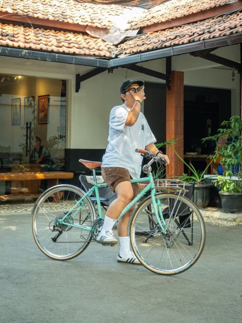 7 Ide Outfit Sepedaan Cowok yang Nyaman dan Stylish Buat Aktivitas Seharian 13 Outfit sepedaan cowok Kaos Oversized Celana Pendek Warna Cokelat
