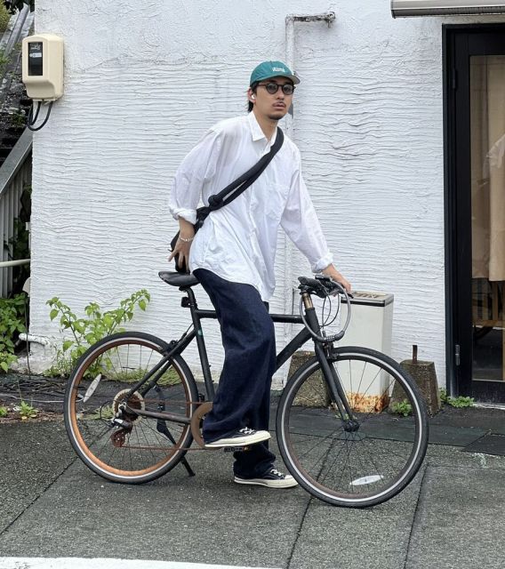7 Ide Outfit Sepedaan Cowok yang Nyaman dan Stylish Buat Aktivitas Seharian 9 Outfit sepedaan cowok Kemeja Oversized Celana Jeans Longgar