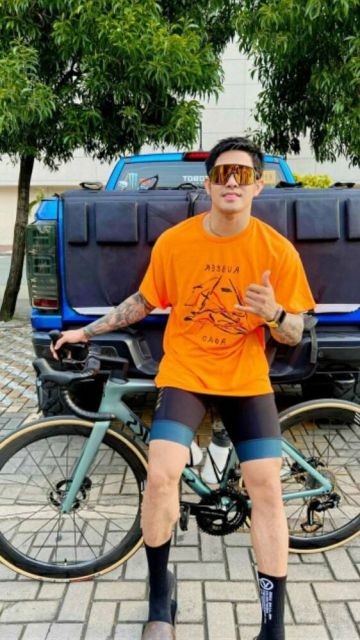 7 Ide Outfit Sepedaan Cowok yang Nyaman dan Stylish Buat Aktivitas Seharian 8 Outfit sepedaan cowok Kombinasi Oversized T-Shirt Bike Shorts