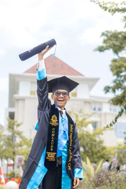 7 Outfit Wisuda Pria yang Bikin Foto Kelulusan Makin Keren 13 Outfit wisuda biru hitam
