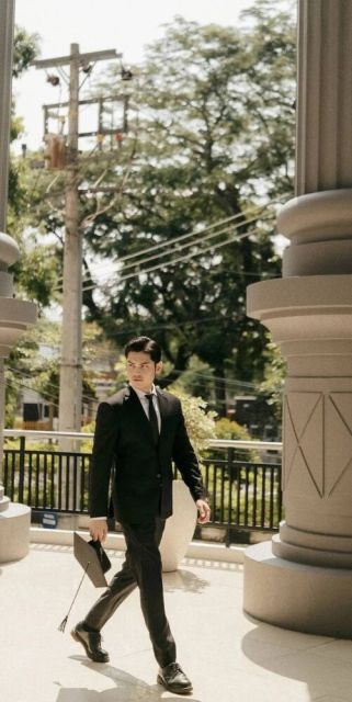 7 Outfit Wisuda Pria yang Bikin Foto Kelulusan Makin Keren 12 Outfit wisuda jas hitam