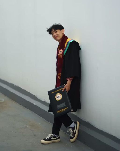7 Outfit Wisuda Pria yang Bikin Foto Kelulusan Makin Keren 14