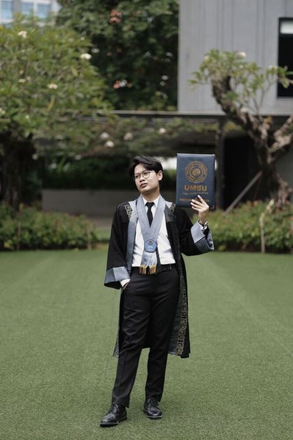 7 Outfit Wisuda Pria yang Bikin Foto Kelulusan Makin Keren 10 Outfit wisuda pria kemeja putih dan celana hitam