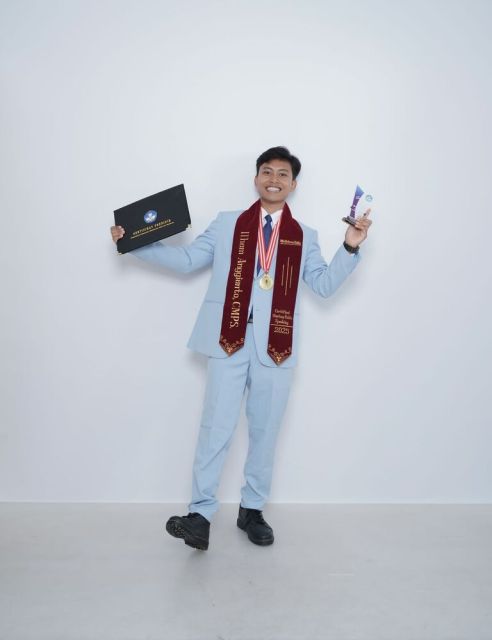7 Outfit Wisuda Pria yang Bikin Foto Kelulusan Makin Keren 9 Outfit wisuda pria menggunakan setelan jas biru muda
