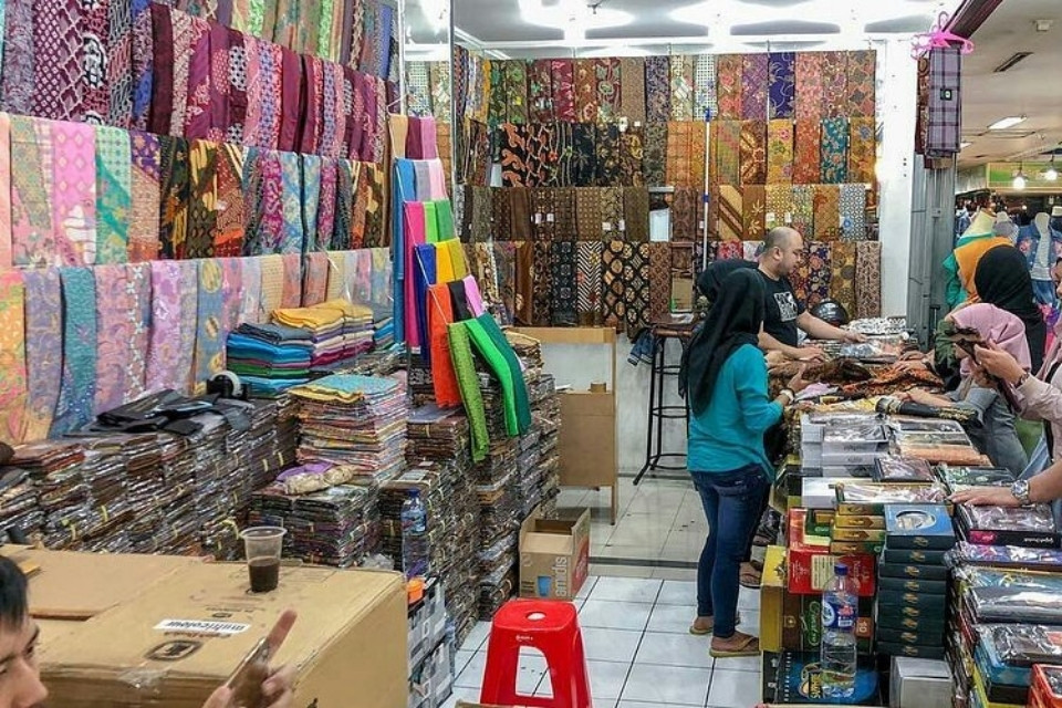 9 Tempat Belanja Murah di Bandung Paling Hits, Surga Belanja Branded hingga Grosiran 10 hipwee-Pasar Baru, Grosir Baju Murah di Bandung untuk Reseller