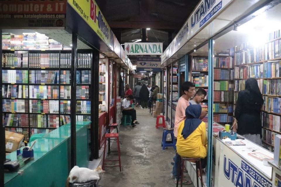 9 Tempat Belanja Murah di Bandung Paling Hits, Surga Belanja Branded hingga Grosiran 15 hipwee-Pasar Palasari, Tempat Belanja Bulanan Murah di Bandung untuk Buku dan Alat Tulis
