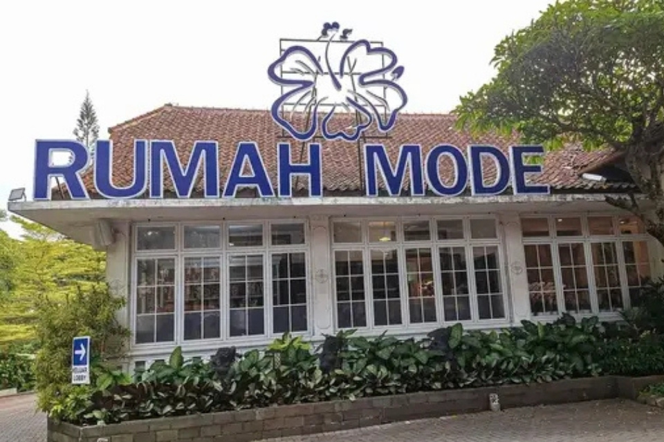 9 Tempat Belanja Murah di Bandung Paling Hits, Surga Belanja Branded hingga Grosiran 12 hipwee-Rumah Mode, Tempat Belanja Baju Murah di Bandung untuk Baju Branded