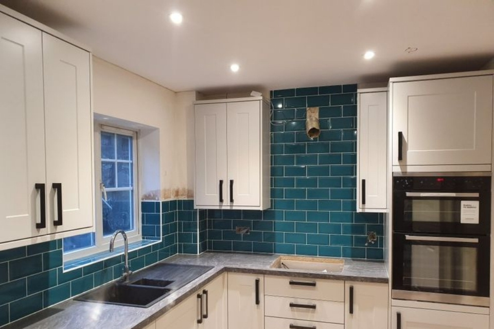 11 Inspirasi Warna Keramik Dinding Dapur yang Bagus dan Stylish agar Dapur Makin Estetik 16 hipwee-Teal, Keramik Dinding Dapur Model Terbaru yang Sedang Tren