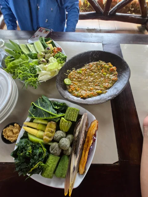 7 Tempat Makan Keluarga di Bandar Lampung, Cocok untuk Quality Time Bareng Orang Tersayang 11 hipwee-Tempat makan keluarga di Bandar Lampung Indang Meranjat Riu Palapa