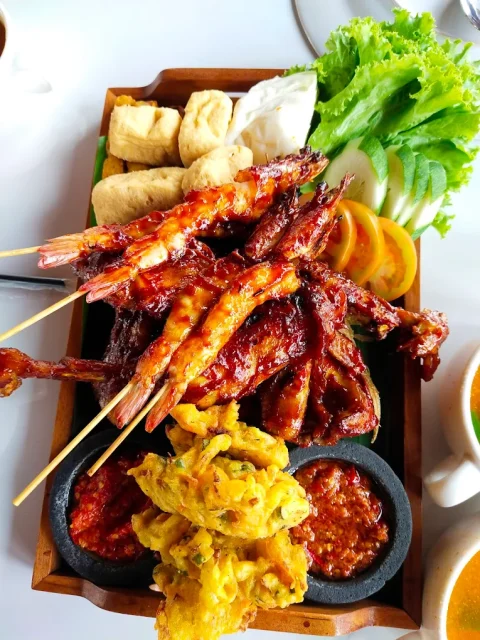 7 Tempat Makan Keluarga di Bandar Lampung, Cocok untuk Quality Time Bareng Orang Tersayang 10 hipwee-Tempat makan keluarga di Bandar Lampung Lamban Sabah