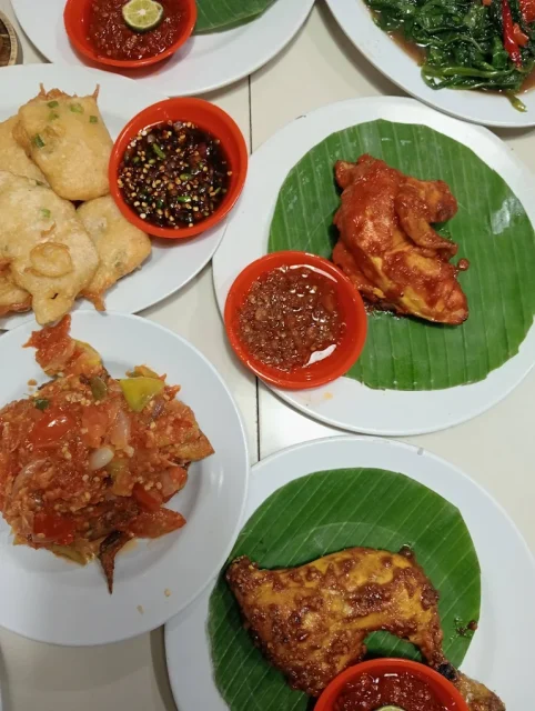 7 Tempat Makan Keluarga di Bandar Lampung, Cocok untuk Quality Time Bareng Orang Tersayang 12 hipwee-Tempat makan keluarga di Bandar Lampung RM. Mbok Wito