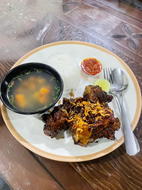 6 Tempat Makan Keluarga di Pekanbaru yang Bikin Acara Kumpul Jadi Lebih Seru 10 hipwee-Tempat makan keluarga di Pekanbaru Iga Bakar Cobek