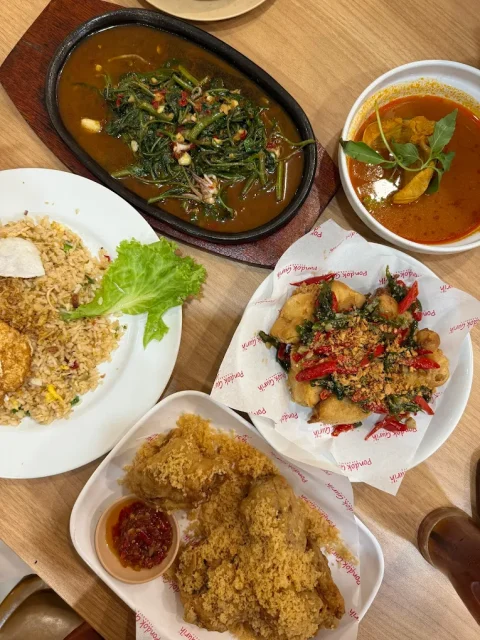 6 Tempat Makan Keluarga di Pekanbaru yang Bikin Acara Kumpul Jadi Lebih Seru 7 hipwee-Tempat makan keluarga di Pekanbaru RM Pondok Gurih
