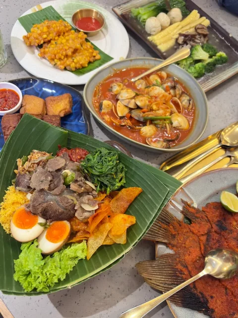 6 Tempat Makan Keluarga di Pekanbaru yang Bikin Acara Kumpul Jadi Lebih Seru 11 hipwee-Tempat makan keluarga di Pekanbaru Rumah Makan Koki Sunda