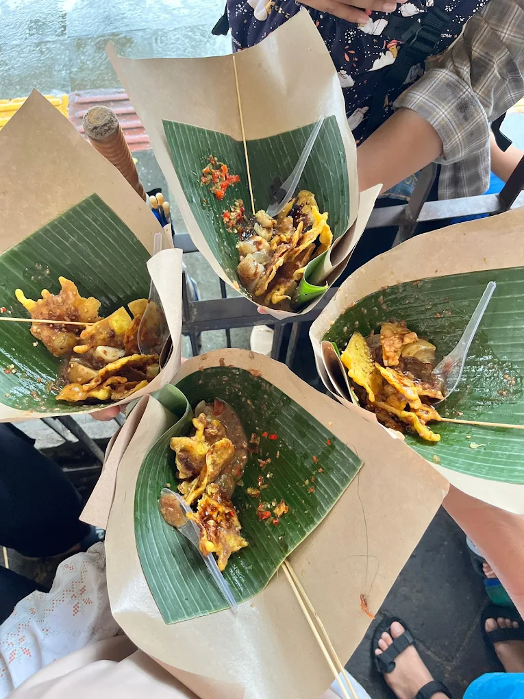 8 Tempat Makan Murah di Bogor yang Enak, Legendaris, dan Ramah Kantong 9 hipwee-Tempat makan murah di Bogor Cungkring Pak Jumat