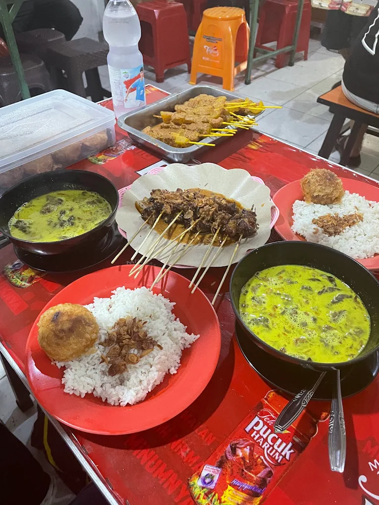 8 Tempat Makan Murah di Bogor yang Enak, Legendaris, dan Ramah Kantong 11 hipwee-Tempat makan murah di Bogor Soto Kuning Pak M. Yusuf